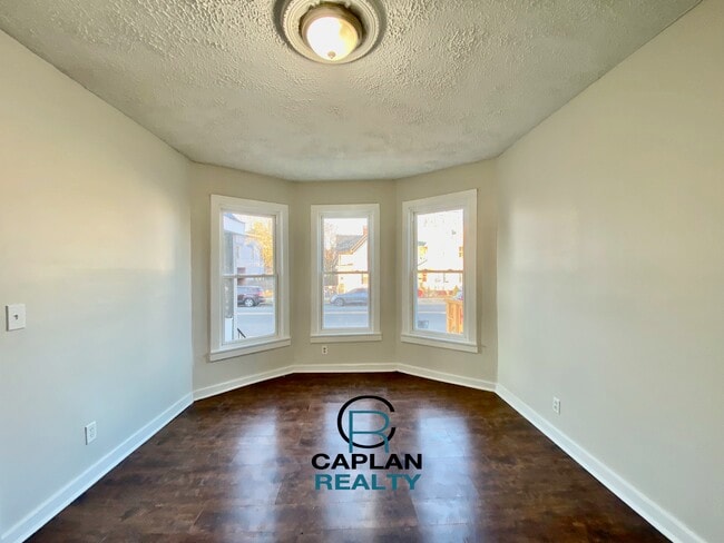 Building Photo - 46 Henry St Rental