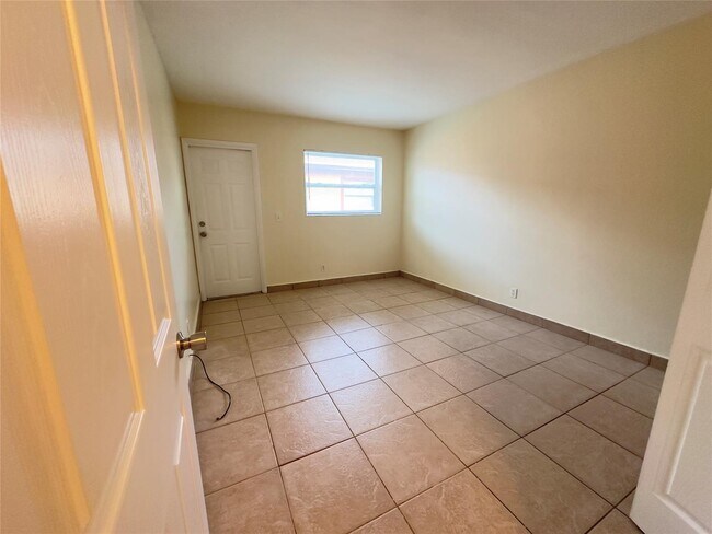 Photo - 251 NE 40th St