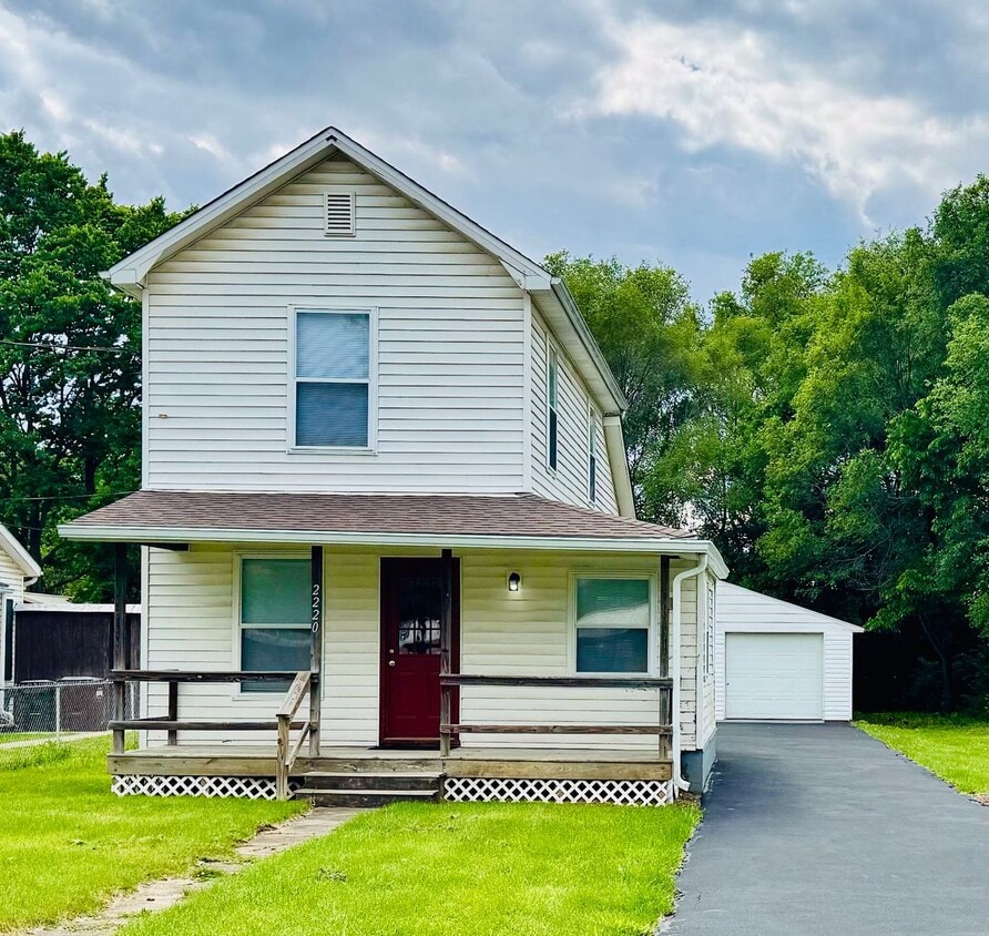 Like new with 2 car garage! - Like new with 2 car garage!