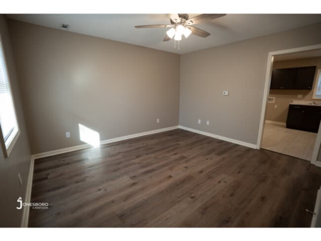 Building Photo - Forest Home Townhouses - NEWLY RENOVATED - Gas Included