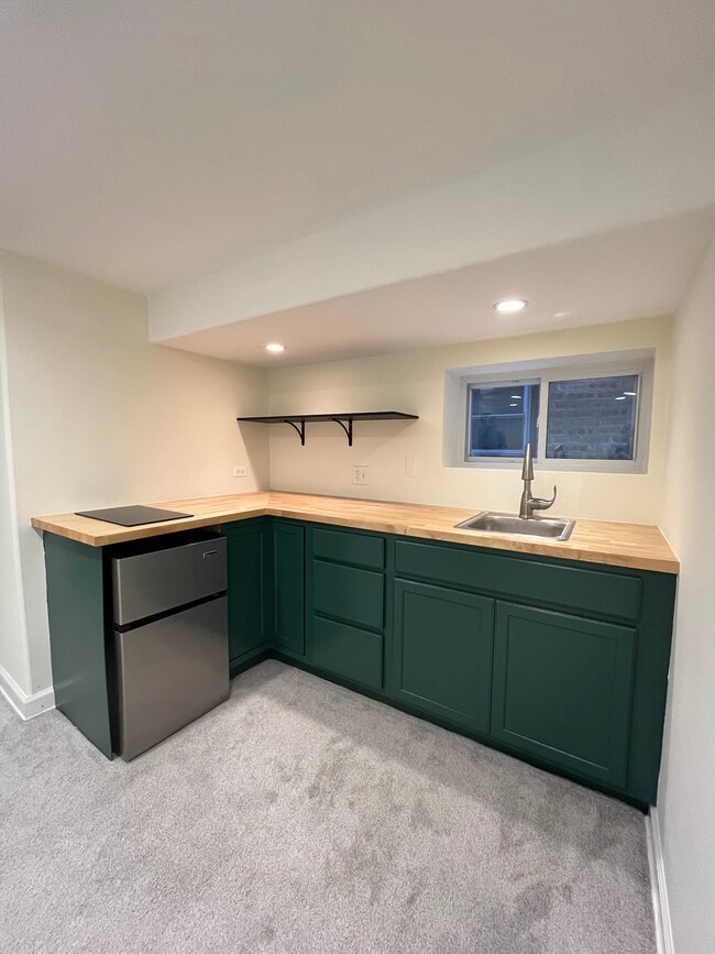 Building Photo - 3424 N Hamlin Ave Unit G