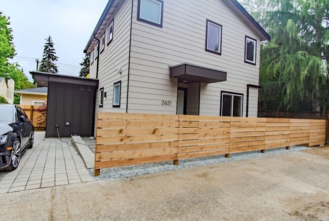 Building Photo - 2Bd/2.25Ba Seattle Home