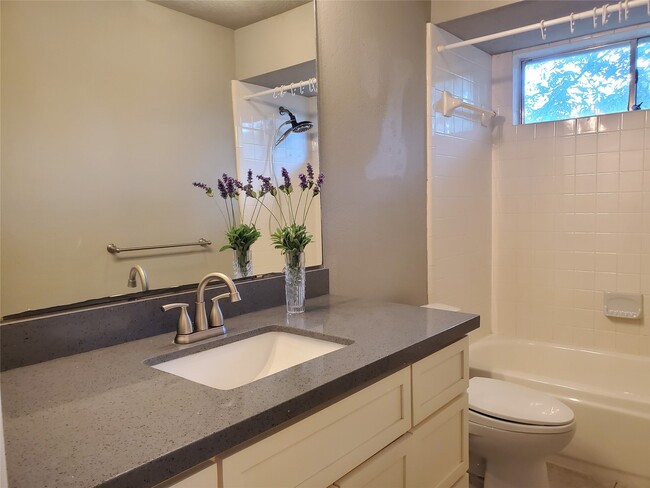 2215 Lady Leslie Ln