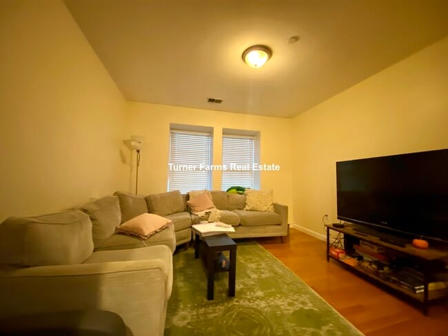 Photo - 207 Hillside St