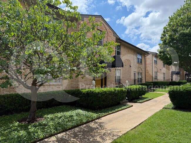 Photo - 5835 Sandhurst Ln