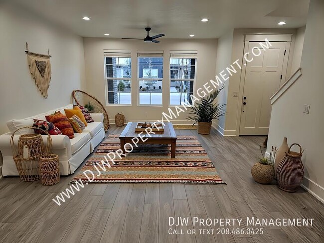 Photo - 1332 N Meadowglen Ave