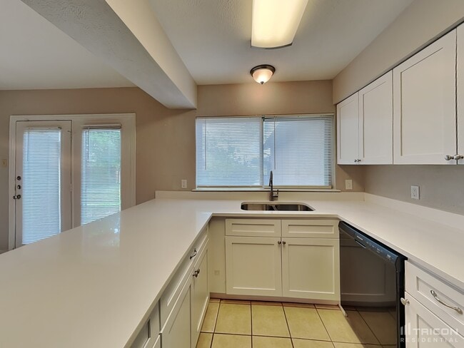 Photo - 1122 Oakbluff Dr