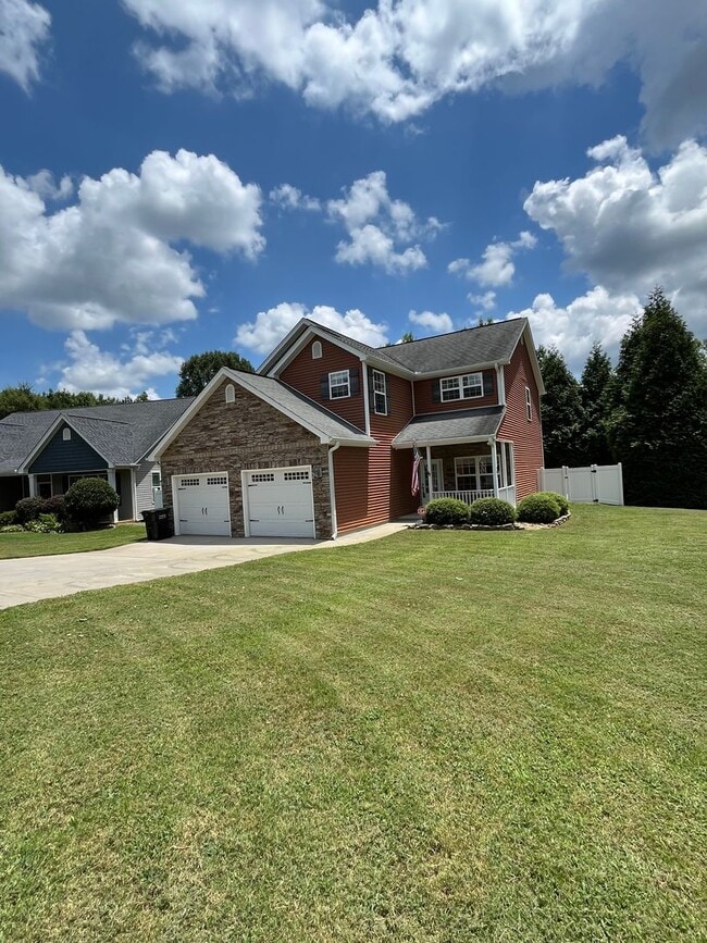 Stunning 3 Bed 3 Bath Home - Stunning 3 Bed 3 Bath Home