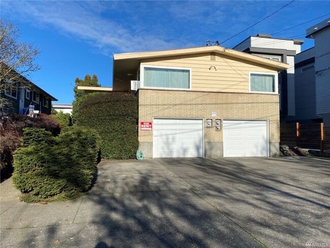 Building Photo - 2bd/1ba Seattle Triplex Rental