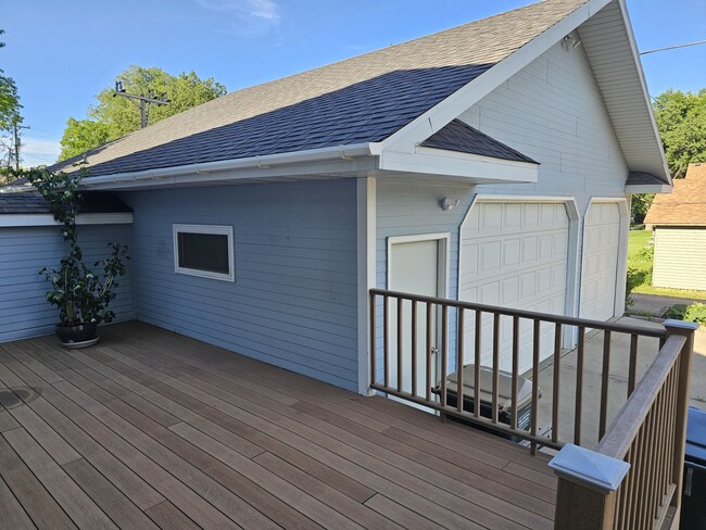 Photo - 321 10th Ave W