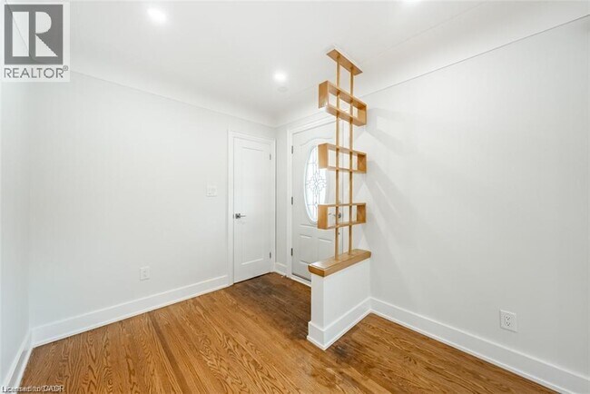 Photo - 172 Fennell Ave E