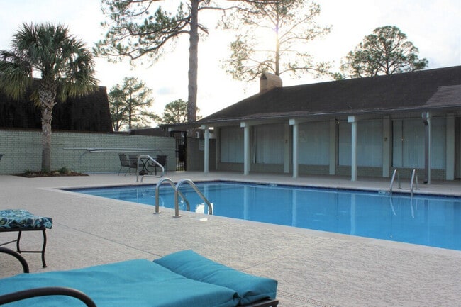 Broadmoor Plantation Apartments