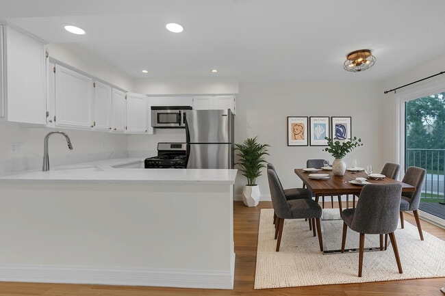 Photo - 608 W Inverrary Ln