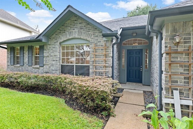 Photo - 211 Scarlet Maple Dr