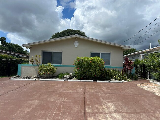 Building Photo - 2806 SW 35th Ave Unit 2