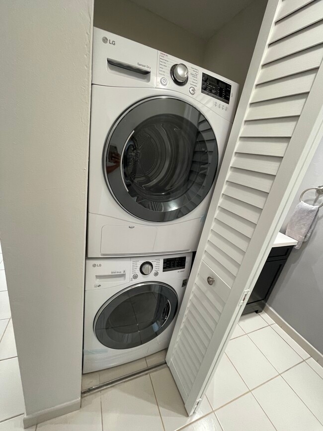 Washer and dryer - 126 SE 15th Rd Unit PH