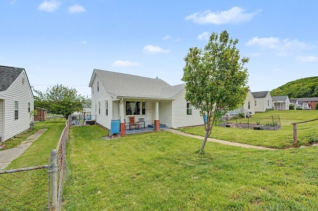 Photo - Spacious 5-Bedroom Home Near Radford University