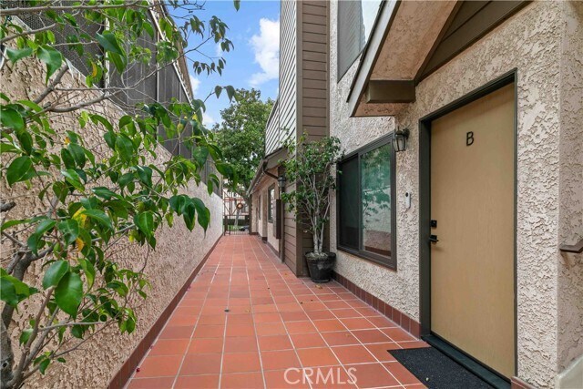 Photo - 635 E Magnolia Blvd Unidad B