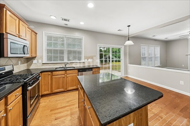 818 Poplar Ter