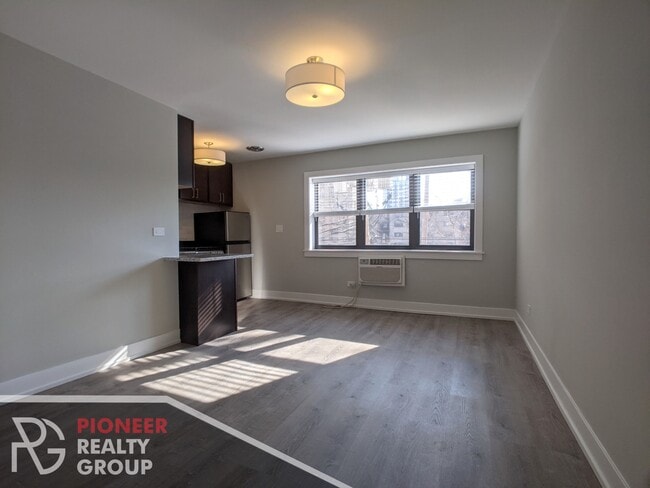 Building Photo - 456 W Barry Ave Unit 224