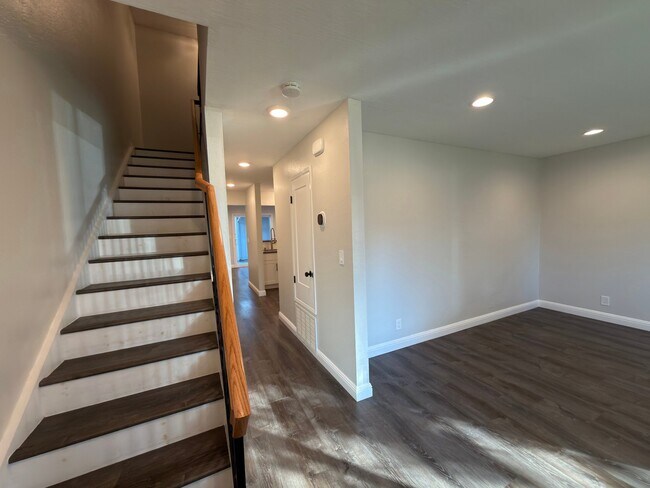1430 Newhall Pkwy