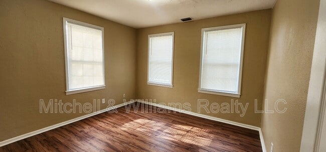 Photo - 4821 Louisa Terrace