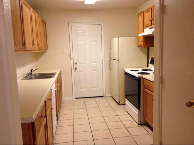 Building Photo - 7533 Oak Chase Rental