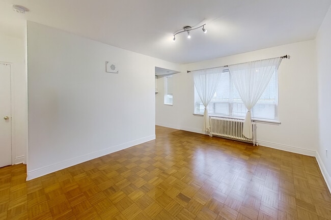 Living Area - 710 Spadina Av