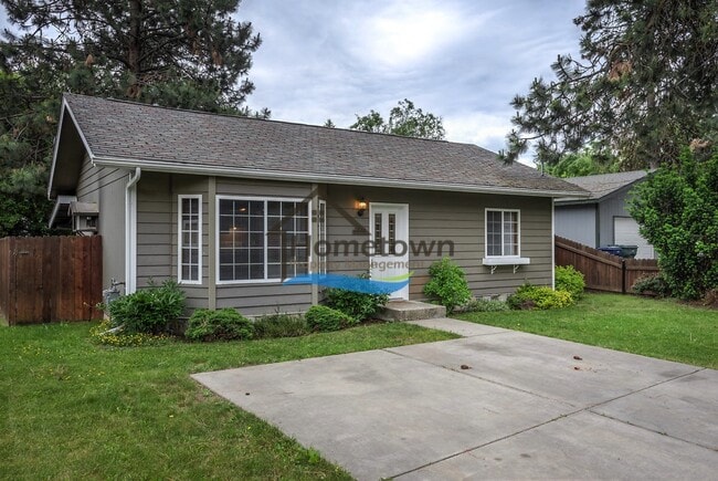 Building Photo - Very Nice 2 Bed Home with Fully Fenced Bac...