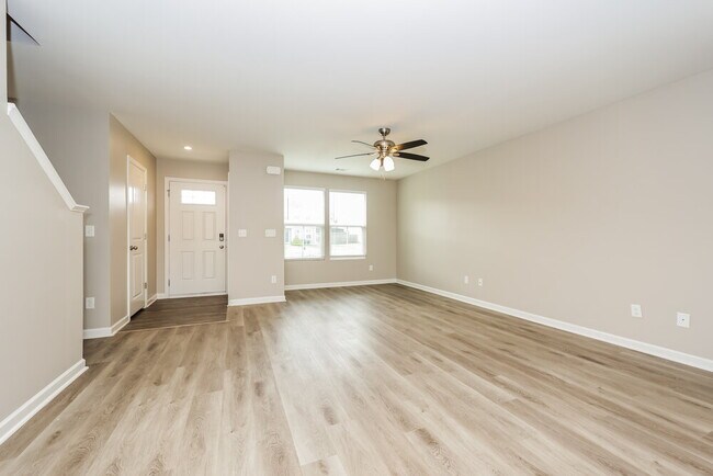 Photo - 106 Norwich Ct