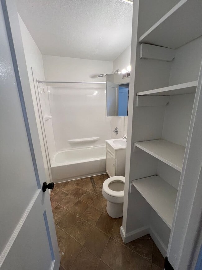 Photo - Welcome to this charming 2 bedroom, 1 bathroom house located in Peoria, IL.