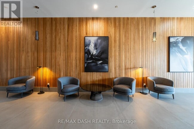 Photo - 1007 The Queensway Unité 812