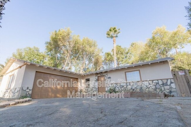 Photo - 20865 Burbank Blvd