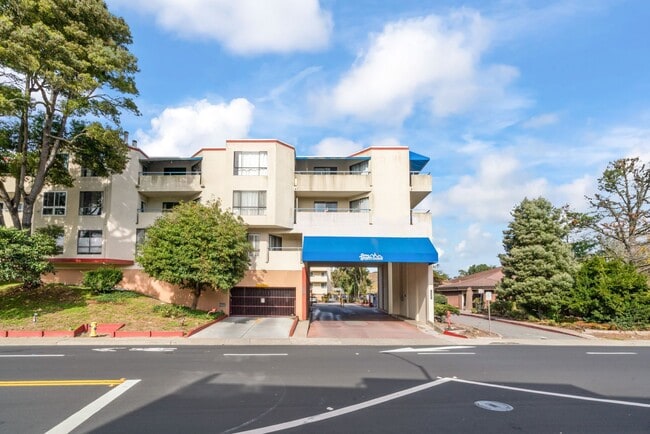 Building Photo - Cutest Condo on the Market! Unit 127