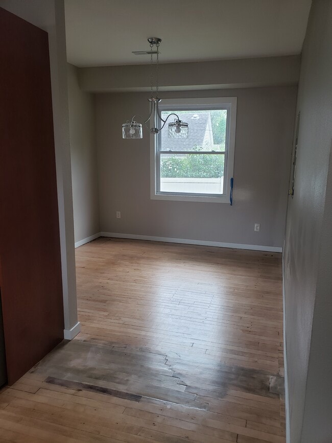 Building Photo - 1429 10th St N Unit Upper