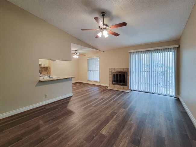 Building Photo - 700 Thicket Ln Unit 204 Rental