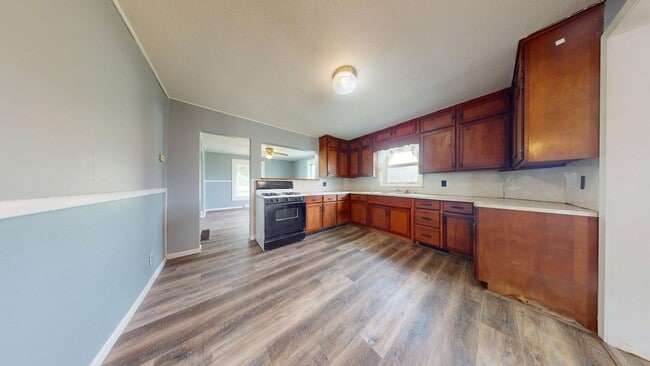 Photo - Large farmhouse with garage in Mapleton Schools