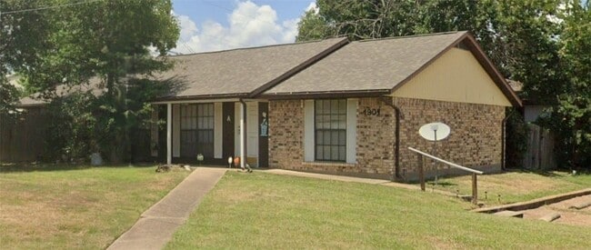 Building Photo - 1901 Pine Tree Dr Unit A