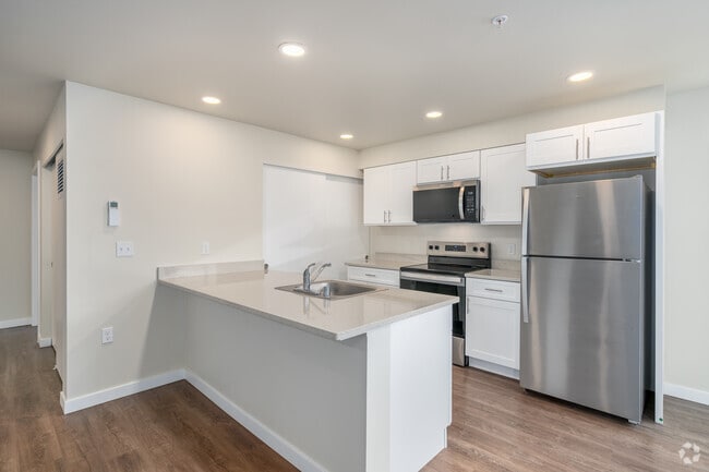 2BR, 2BA - 955SF - Kitchen - Northwood Apartments