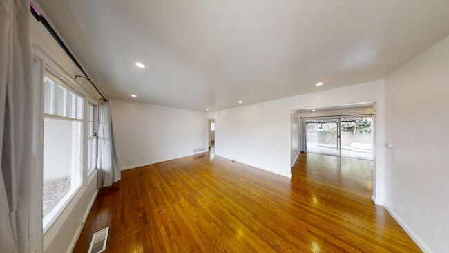 Photo - Nice Patio, Private Yard on Mary Lane! (Le...