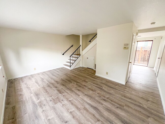 Building Photo - Remodeled Townhouse Near Downtown Campbell