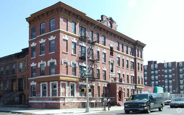 Photo - 437 Throop Ave Apartments