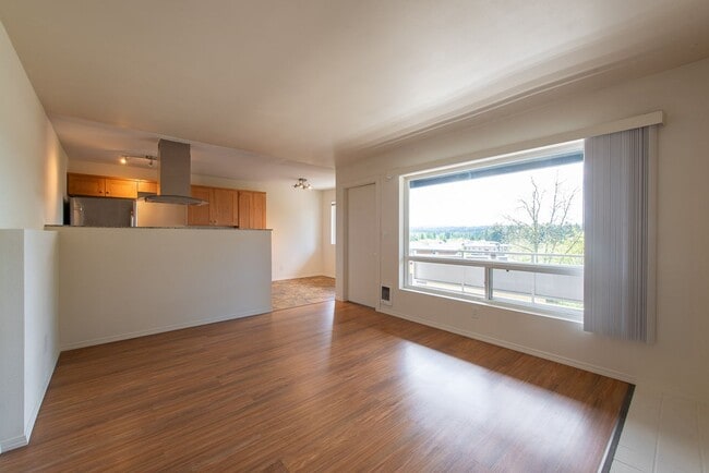 Photo - Amazing 2bed/1bath Apartment w/ Covered Parking in Redmond! Unit D4