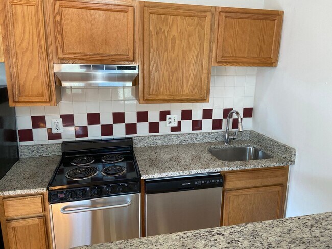 Building Photo - Nicely updated 3 bed near the Green Line in Brighton.