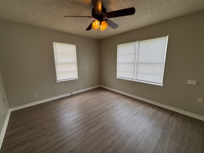 Photo - Lovely 5 Bedroom 2 Bathroom with a Fenced Backyard!