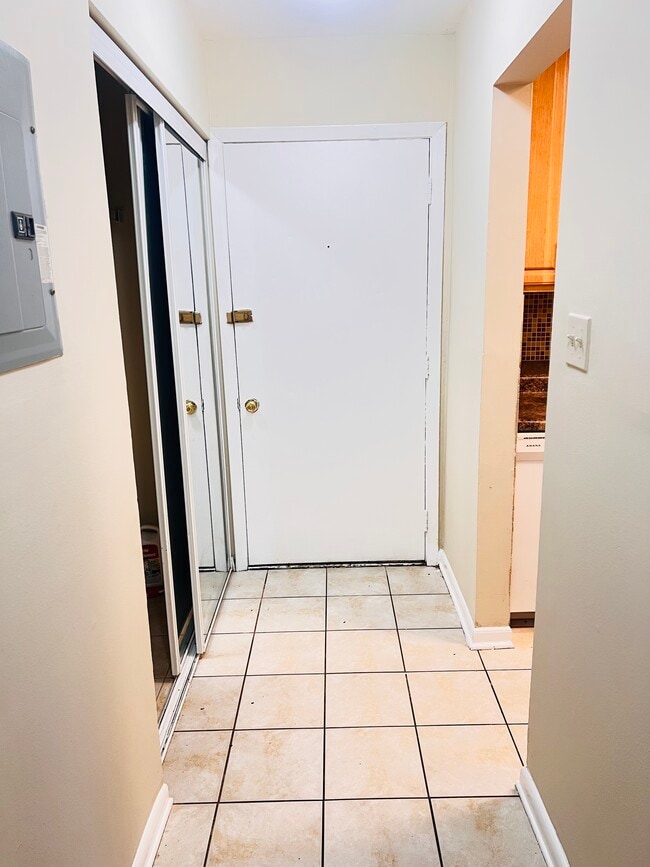 Building Photo - 655 Deepwoods Dr Unit 1i Rental