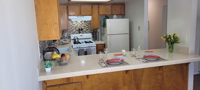 Cocina y barra de desayuno - 1571 W 207th St Unidad #C