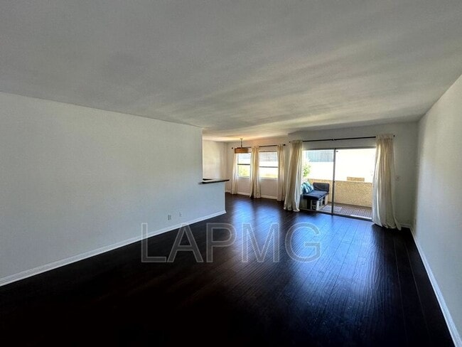 Photo - 5328 Newcastle Ave