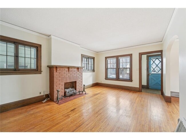 Photo - 661 Surrey Ave E