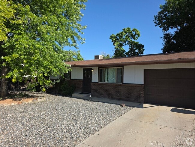 Building Photo - Awesome 3 bed 2 bath home!!!